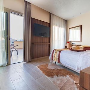 Deluxe Room City View Lounge Access